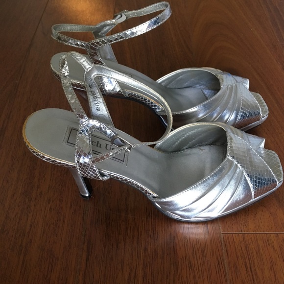Silver heels 9 1/2 wide - Picture 2 of 6